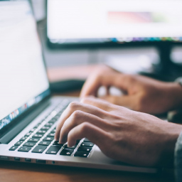 Kako veštačka inteligencija pomaže u borbi protiv prevara na internetu
